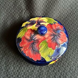 Rare vintage Moorcroft hibiscus lidded dish 4 1/2 inches in diameter